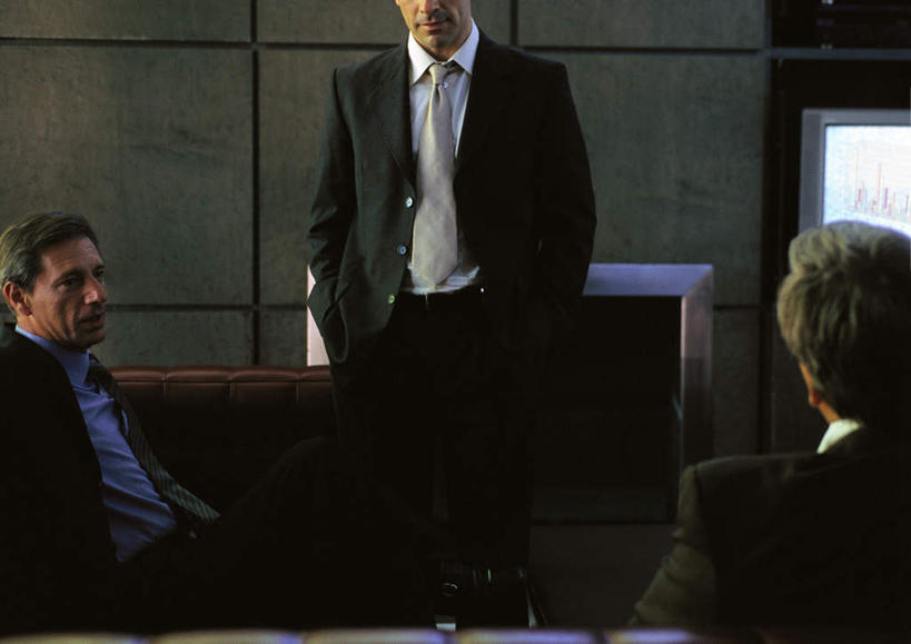 西方人,背部,三个人,同事,商务人士,商务男性,办公室,站,坐,说,横图,室内,白天,正面,衬衫,讨论,成功,合作,团队,集体,信心,桌子,电视,欧洲,欧洲人,一排,许多,套装,开会,整齐,会议,方格,办公桌,墙,褐色,队伍,墙壁,墙面,排列,靠,靠着,倚靠,站着,领导,倚着,成就,队列,商务装,合伙,领袖,工薪阶层,双手抄兜,双手放兜,交流,老年男性,男人,男性,年轻男性,白种人,白领,上班族,电视机,插兜,沟通,讲话,交谈,两手抄兜,两手放兜,商讨,手插兜,手放口袋,说话,谈话,站立,坐着,半身,彩图,衬衣,手抄兜