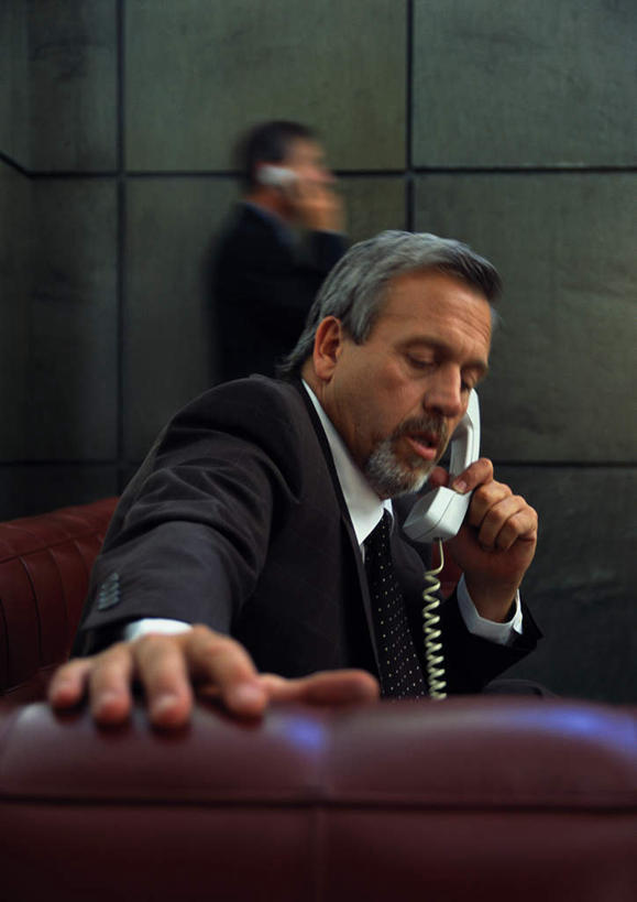 西方人,两个人,伙伴,朋友,商务人士,商务男性,办公室,站,坐,举,摸,说,打电话,竖图,室内,白天,侧面,衬衫,讨论,友谊,沙发,电话,手机,欧洲,欧洲人,一排,许多,撑,抚摸,套装,朦胧,模糊,整齐,方格,墙,通讯设备,墙壁,墙面,排列,红色,靠,靠着,托,倚靠,站着,撑着,倚着,队列,商务装,布艺沙发,工薪阶层,交流,友情,老年男性,男人,男性,年轻男性,白种人,白领,上班族,触摸,沟通,讲话,交谈,接触,举起,举手,举着,商讨,说话,谈话,通话,向上举,向上伸,向上托,站立,坐着,半身,彩图,衬衣