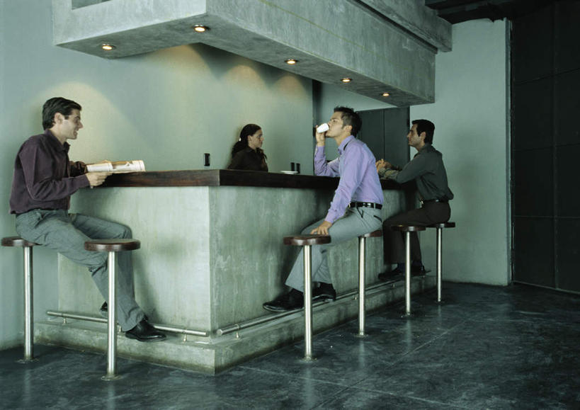 西方人,四个人,伙伴,同事,朋友,商务人士,商务男性,酒吧,站,坐,举,说,横图,室内,白天,正面,衬衫,讨论,友谊,成功,合作,团队,集体,信心,报纸,杯子,椅子,欧洲,欧洲人,一排,一张,许多,喝,握,阴影,花纹,条纹,套装,整齐,反射,信息,纹路,瓷砖,地砖,影子,墙,地面,拿,拿着,注视,队伍,墙壁,墙面,排列,一个,纸制品,柜台,观察,看,托,站着,握着,单个,观看,纸杯,新闻,察看,领导,成就,队列,关注,一次性杯子,商务装,合伙,领袖,工薪阶层,交流,友情,男人,男性,年轻男性,年轻女性,女人,女性,白种人,白领,上班族,沟通,讲话,交谈,举起,举手,举着,商讨,说话,谈话,向上举,向上伸,向上托,站立,坐着,半身,彩图,衬衣,酒吧间,酒馆,报刊