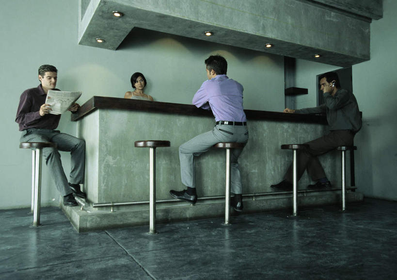 西方人,四个人,伙伴,同事,朋友,商务人士,商务男性,酒吧,站,坐,笑,说,微笑,露齿笑,横图,室内,白天,仰视,衬衫,讨论,友谊,成功,合作,团队,集体,信心,报纸,椅子,欧洲,欧洲人,一排,一张,许多,握,花纹,条纹,套装,整齐,信息,纹路,瓷砖,地砖,墙,地面,拿,拿着,注视,队伍,相视,墙壁,墙面,排列,蓝色,紫色,柜台,低头,观察,看,站着,面对面,握着,观看,对视,新闻,察看,领导,成就,队列,关注,相对,商务装,合伙,领袖,工薪阶层,相看,交流,友情,男人,男性,年轻男性,年轻女性,女人,女性,白种人,白领,上班族,沟通,讲话,交谈,商讨,说话,谈话,站立,坐着,半身,彩图,低角度拍摄,衬衣,酒吧间,酒馆,报刊