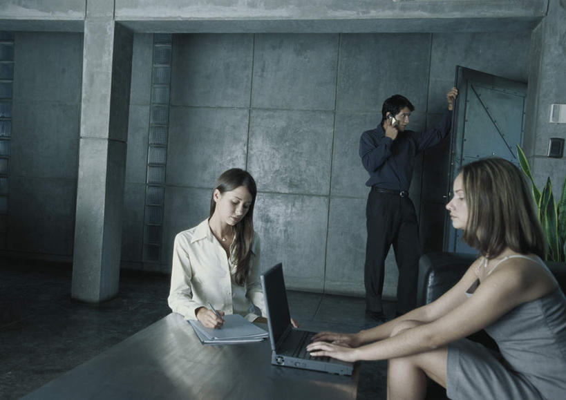 西方人,三个人,商务人士,商务男性,商务女性,办公室,站,坐,摸,打电话,横图,室内,白天,正面,衬衫,电脑,笔记本电脑,桌子,电话,手机,欧洲,欧洲人,一排,许多,抚摸,敲打,握,阴影,套装,整齐,反射,网络,材料,档案,方格,文件,影子,办公桌,墙,拿,拿着,注视,输入,通讯设备,墙壁,墙面,排列,资料,打字,低头,观察,看,站着,转头,握着,观看,点击,敲击,察看,无线,队列,关注,文档,通信设备,商务装,无线网络,无线上网,便携式电脑,工薪阶层,按键,手提电脑,男人,男性,年轻男性,年轻女性,女人,女性,白种人,白领,上班族,触摸,接触,通话,站立,坐着,半身,彩图,衬衣