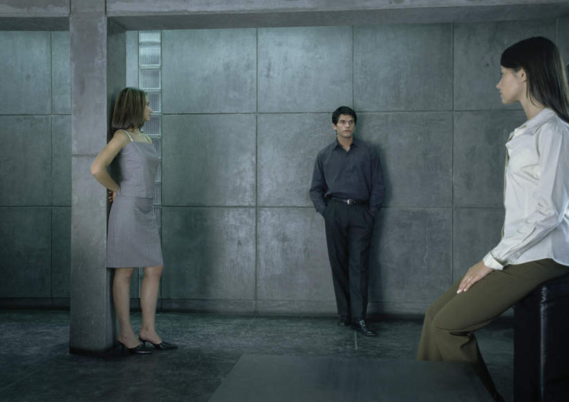 西方人,三个人,商务人士,商务男性,商务女性,办公室,站,坐,摸,说,横图,室内,白天,正面,衬衫,讨论,欧洲,欧洲人,一排,许多,抚摸,阴影,套装,整齐,反射,方格,影子,墙,抬腿,注视,相视,墙壁,墙面,排列,白色,观察,看,靠,靠着,倚靠,站着,转头,面对面,观看,对视,察看,倚着,队列,关注,相对,商务装,工薪阶层,相看,双手抄兜,双手放兜,交流,男人,男性,年轻男性,年轻女性,女人,女性,白种人,白领,上班族,插兜,触摸,沟通,讲话,交谈,接触,两手抄兜,两手放兜,商讨,手插兜,手放口袋,说话,谈话,站立,坐着,半身,彩图,衬衣,手抄兜