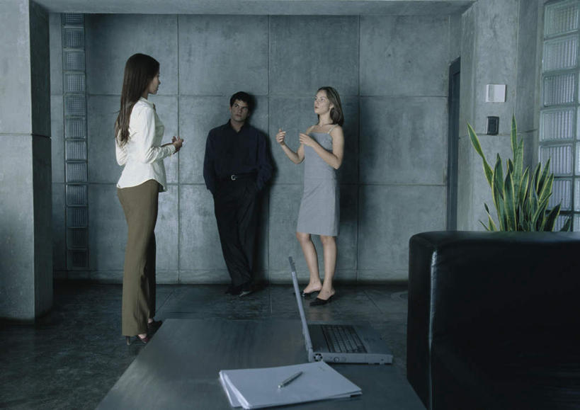 西方人,三个人,商务人士,商务男性,商务女性,办公室,站,说,横图,室内,白天,正面,衬衫,讨论,电脑,笔记本电脑,植物,桌子,欧洲,欧洲人,一排,许多,阴影,套装,整齐,反射,网络,材料,档案,方格,盆栽,文件,影子,办公桌,墙,盆景,通讯设备,相视,墙壁,墙面,排列,绿色,自然,资料,靠,靠着,倚靠,站着,面对面,生长,成长,对视,无线,倚着,队列,文档,通信设备,相对,商务装,无线网络,无线上网,便携式电脑,工薪阶层,相看,双手抄兜,双手放兜,交流,手提电脑,男人,男性,年轻男性,年轻女性,女人,女性,白种人,白领,上班族,插兜,沟通,讲话,交谈,两手抄兜,两手放兜,商讨,手插兜,手放口袋,说话,谈话,站立,彩图,全身,衬衣,手抄兜