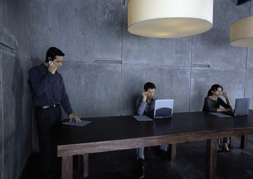 西方人,三个人,商务人士,商务男性,商务女性,办公室,站,坐,摸,打电话,横图,室内,白天,正面,衬衫,电脑,笔记本电脑,桌子,电话,手机,照明,欧洲,欧洲人,一排,许多,抚摸,敲打,握,阴影,套装,整齐,反射,网络,壁灯,材料,档案,方格,文件,影子,办公桌,墙,灯光,拿,拿着,输入,通讯设备,墙壁,墙面,灯,排列,资料,灯具,打字,低头,站着,握着,点击,敲击,照亮,无线,照明设备,队列,文档,通信设备,商务装,无线网络,无线上网,便携式电脑,工薪阶层,交流,按键,手提电脑,男人,男性,年轻男性,年轻女性,女人,女性,白种人,白领,上班族,触摸,沟通,接触,通话,站立,坐着,半身,彩图,衬衣