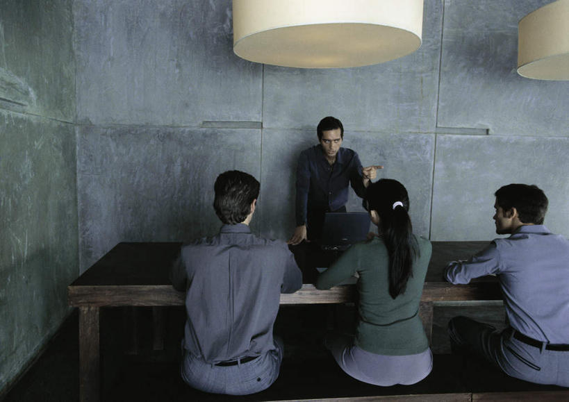 西方人,背部,四个人,商务人士,商务男性,商务女性,办公室,站,坐,摸,说,横图,室内,白天,正面,衬衫,讨论,电脑,笔记本电脑,桌子,照明,欧洲,欧洲人,一排,许多,撑,抚摸,阴影,套装,开会,整齐,会议,反射,网络,方格,影子,办公桌,墙,灯光,通讯设备,吊灯,墙壁,墙面,灯,排列,灯具,低头,站着,一台,照亮,无线,撑着,照明设备,队列,通信设备,商务装,无线网络,无线上网,便携式电脑,工薪阶层,交流,手提电脑,男人,男性,年轻男性,年轻女性,女人,女性,白种人,白领,上班族,触摸,沟通,讲话,交谈,接触,商讨,说话,谈话,站立,坐着,半身,彩图,衬衣