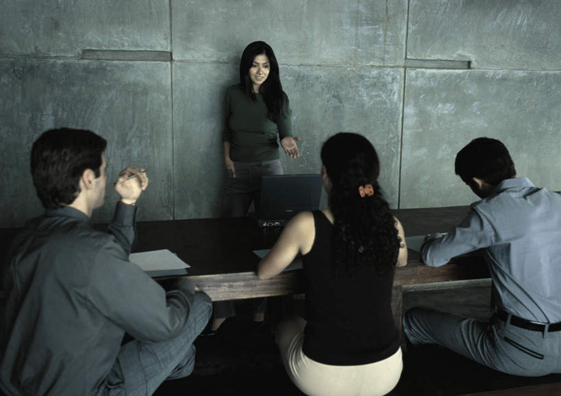 西方人,背部,四个人,商务人士,商务男性,商务女性,办公室,站,坐,摸,说,横图,俯视,室内,白天,衬衫,讨论,电脑,笔记本电脑,桌子,照明,欧洲,欧洲人,一排,许多,撑,抚摸,阴影,套装,开会,整齐,会议,反射,网络,材料,档案,方格,文件,影子,办公桌,墙,灯光,休闲装,通讯设备,吊灯,墙壁,墙面,灯,排列,黑色,资料,灯具,低头,站着,休闲,休闲服,一台,照亮,无线,撑着,照明设备,队列,文档,通信设备,商务装,无线网络,无线上网,便携式电脑,工薪阶层,交流,手提电脑,男人,男性,年轻男性,年轻女性,女人,女性,白种人,白领,上班族,触摸,沟通,讲话,交谈,接触,商讨,说话,谈话,站立,坐着,半身,彩图,高角度拍摄,衬衣