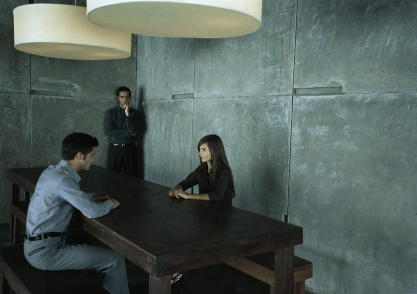 西方人,三个人,商务人士,商务男性,商务女性,办公室,站,坐,笑,摸,说,微笑,露齿笑,横图,室内,白天,正面,衬衫,讨论,桌子,照明,欧洲,欧洲人,一排,许多,撑,抚摸,阴影,套装,整齐,反射,方格,影子,办公桌,墙,灯光,吊灯,相视,墙壁,墙面,灯,排列,灯具,靠,靠着,倚靠,站着,面对面,对视,照亮,撑着,倚着,照明设备,队列,相对,商务装,工薪阶层,相看,交流,男人,男性,年轻男性,年轻女性,女人,女性,白种人,白领,上班族,触摸,沟通,讲话,交谈,接触,商讨,说话,谈话,站立,坐着,半身,彩图,衬衣