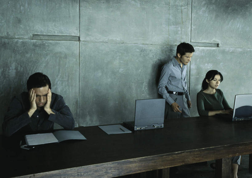 西方人,三个人,商务人士,商务男性,商务女性,办公室,站,坐,摸,横图,室内,白天,正面,衬衫,电脑,笔记本电脑,桌子,欧洲,欧洲人,一排,许多,撑,抚摸,敲打,阴影,套装,整齐,反射,网络,材料,档案,方格,文件,影子,办公桌,墙,托腮,注视,输入,通讯设备,墙壁,墙面,排列,资料,打字,观察,看,靠,靠着,托,倚靠,站着,观看,点击,敲击,两台,察看,无线,倚着,队列,关注,托下巴,文档,通信设备,商务装,无线网络,无线上网,便携式电脑,工薪阶层,按键,手提电脑,男人,男性,年轻男性,年轻女性,女人,女性,白种人,白领,上班族,触摸,接触,站立,坐着,半身,彩图,衬衣