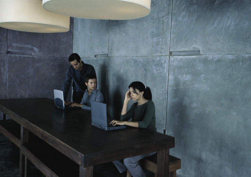 西方人,三个人,商务人士,商务男性,商务女性,办公室,站,坐,举,摸,横图,室内,白天,侧面,衬衫,电脑,笔记本电脑,桌子,照明,欧洲,欧洲人,一排,许多,抚摸,敲打,阴影,套装,整齐,反射,网络,方格,影子,办公桌,墙,灯光,输入,通讯设备,吊灯,墙壁,墙面,灯,排列,两个,灯具,打字,低头,托,站着,转头,点击,敲击,照亮,两台,无线,照明设备,队列,通信设备,商务装,无线网络,无线上网,便携式电脑,工薪阶层,按键,手提电脑,男人,男性,年轻男性,年轻女性,女人,女性,白种人,白领,上班族,触摸,接触,举起,举手,举着,向上举,向上伸,向上托,站立,坐着,半身,彩图,衬衣