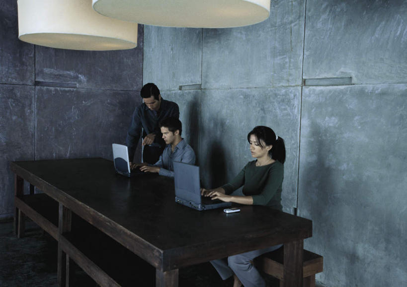 西方人,三个人,商务人士,商务男性,商务女性,办公室,站,坐,摸,横图,室内,白天,正面,衬衫,电脑,笔记本电脑,桌子,照明,欧洲,欧洲人,一排,许多,抚摸,敲打,指,阴影,套装,整齐,反射,网络,方格,影子,办公桌,墙,灯光,注视,方向,输入,通讯设备,吊灯,墙壁,墙面,灯,排列,两个,灯具,打字,观察,看,手势,站着,观看,点击,敲击,照亮,两台,察看,无线,指向,照明设备,队列,关注,通信设备,商务装,无线网络,无线上网,便携式电脑,工薪阶层,按键,手提电脑,男人,男性,年轻男性,年轻女性,女人,女性,白种人,白领,上班族,触摸,接触,站立,坐着,半身,彩图,衬衣