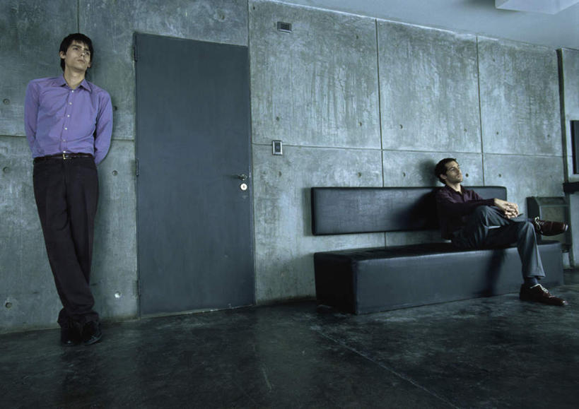 西方人,两个人,伙伴,朋友,商务人士,商务男性,办公室,站,坐,摸,横图,室内,白天,正面,衬衫,友谊,门,沙发,桌子,欧洲,欧洲人,一排,许多,抚摸,阴影,套装,整齐,反射,瓷砖,地砖,方格,影子,办公桌,墙,地面,二郎腿,注视,墙壁,墙面,排列,门框,观察,看,靠,靠着,倚靠,站着,观看,察看,倚着,队列,关注,商务装,布艺沙发,工薪阶层,友情,男人,男性,年轻男性,白种人,白领,上班族,触摸,接触,站立,坐着,彩图,全身,衬衣