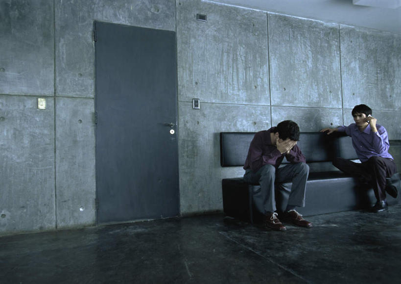 西方人,两个人,伙伴,朋友,商务人士,商务男性,办公室,坐,举,摸,打电话,横图,室内,白天,正面,衬衫,友谊,门,沙发,桌子,电话,手机,欧洲,欧洲人,一排,许多,抚摸,握,阴影,套装,整齐,反射,瓷砖,地砖,方格,影子,办公桌,墙,地面,二郎腿,拿,听,拿着,注视,通讯设备,墙壁,墙面,排列,门框,低头,观察,看,靠,靠着,托,倚靠,握着,观看,察看,倚着,队列,关注,商务装,布艺沙发,工薪阶层,一部,交流,友情,男人,男性,年轻男性,白种人,白领,上班族,触摸,沟通,接触,举起,举手,举着,通话,向上举,向上伸,向上托,坐着,彩图,全身,衬衣