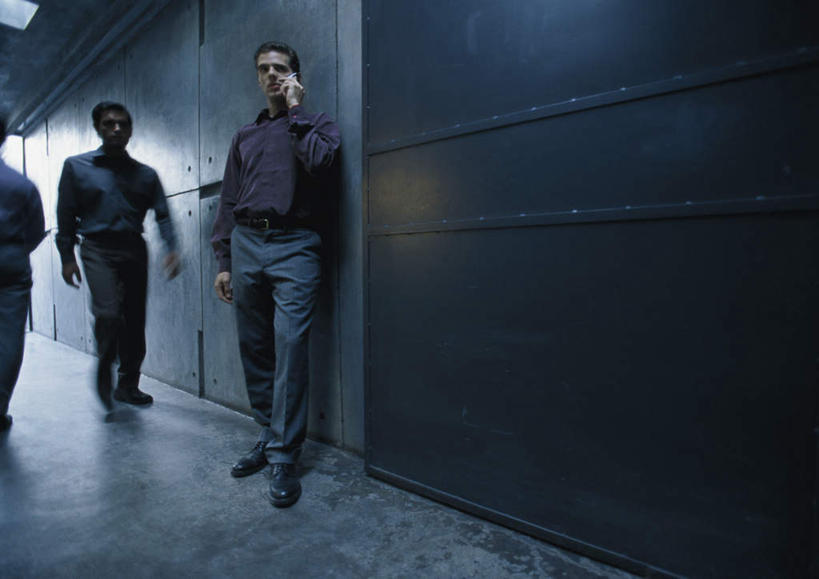 西方人,三个人,伙伴,同事,朋友,商务人士,商务男性,站,走,举,打电话,横图,室内,白天,仰视,衬衫,友谊,成功,合作,团队,集体,信心,门,电话,手机,欧洲,欧洲人,握,阴影,套装,光线,瓷砖,地砖,影子,墙,走廊,地面,拿,听,拿着,通讯设备,队伍,墙壁,墙面,阳光,门框,靠,靠着,托,倚靠,站着,握着,领导,倚着,成就,商务装,合伙,领袖,工薪阶层,单手抄兜,单手放兜,交流,友情,男人,男性,年轻男性,白种人,白领,上班族,步行,插兜,沟通,举起,举手,举着,手插兜,手放口袋,通话,向上举,向上伸,向上托,站立,走路,半身,彩图,低角度拍摄,衬衣,手抄兜