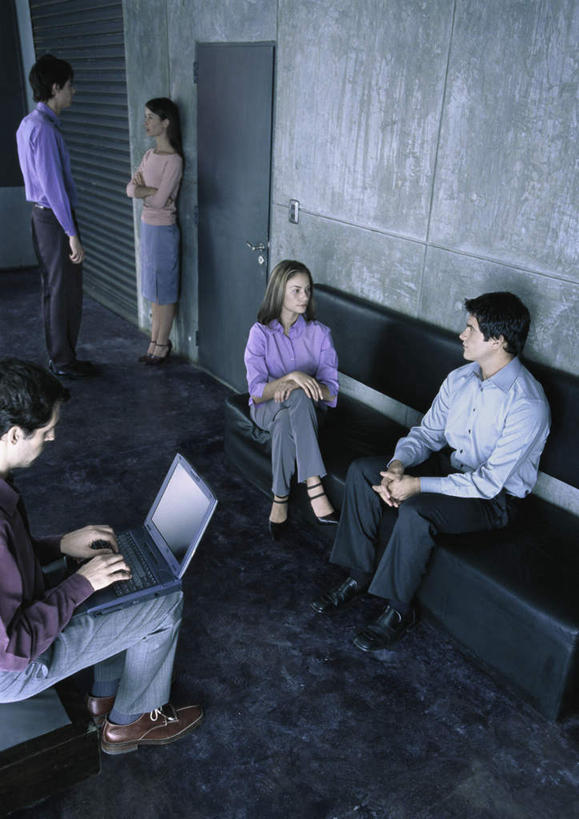 西方人,同事,商务人士,商务男性,商务女性,办公室,站,笑,摸,说,双手交叉,微笑,露齿笑,竖图,俯视,室内,白天,衬衫,讨论,成功,合作,团队,集体,信心,电脑,笔记本电脑,门,沙发,欧洲,欧洲人,五个人,抚摸,敲打,套装,网络,墙,许多人,输入,通讯设备,队伍,相视,墙壁,墙面,白色,黑色,门框,打字,低头,站着,一群人,面对面,对视,点击,一台,敲击,无线,领导,双手抱胸,成就,通信设备,相对,商务装,无线网络,合伙,领袖,布艺沙发,无线上网,便携式电脑,工薪阶层,相看,交流,按键,手提电脑,男人,男性,年轻男性,年轻女性,女人,女性,白种人,白领,上班族,触摸,沟通,讲话,交谈,接触,商讨,说话,谈话,站立,半身,彩图,高角度拍摄,衬衣