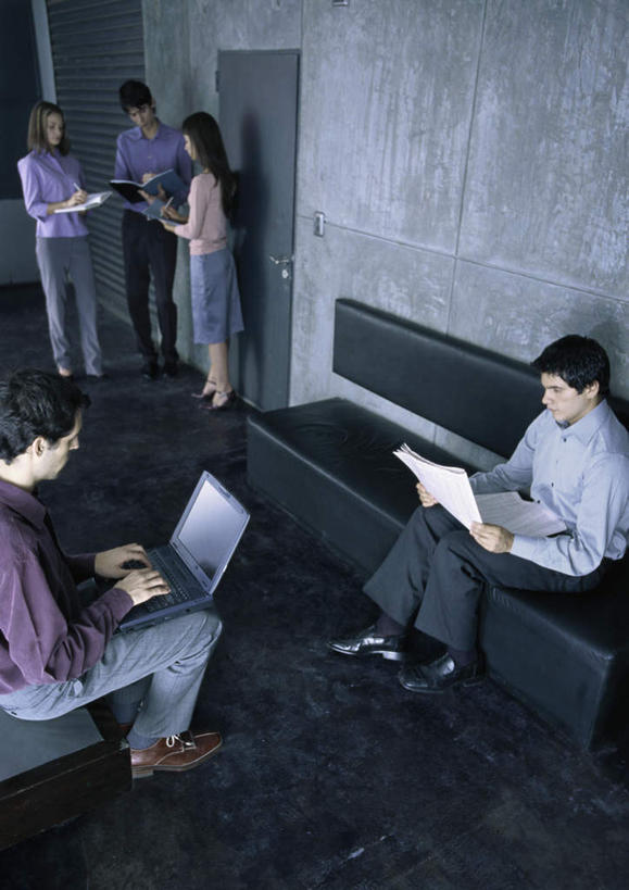 西方人,同事,商务人士,商务男性,商务女性,办公室,站,笑,摸,说,微笑,露齿笑,竖图,俯视,室内,白天,衬衫,讨论,阅读,成功,合作,团队,集体,信心,电脑,笔记本电脑,门,沙发,报纸,欧洲,欧洲人,五个人,一张,抚摸,敲打,学习,套装,网络,信息,墙,许多人,输入,通讯设备,队伍,相视,墙壁,墙面,白色,黑色,门框,打字,低头,看,站着,一群人,面对面,浏览,对视,新闻,点击,一台,敲击,无线,领导,成就,通信设备,相对,商务装,无线网络,合伙,领袖,布艺沙发,无线上网,便携式电脑,工薪阶层,相看,交流,按键,手提电脑,男人,男性,年轻男性,年轻女性,女人,女性,白种人,白领,上班族,触摸,沟通,讲话,交谈,接触,商讨,说话,谈话,站立,半身,彩图,高角度拍摄,衬衣,报刊