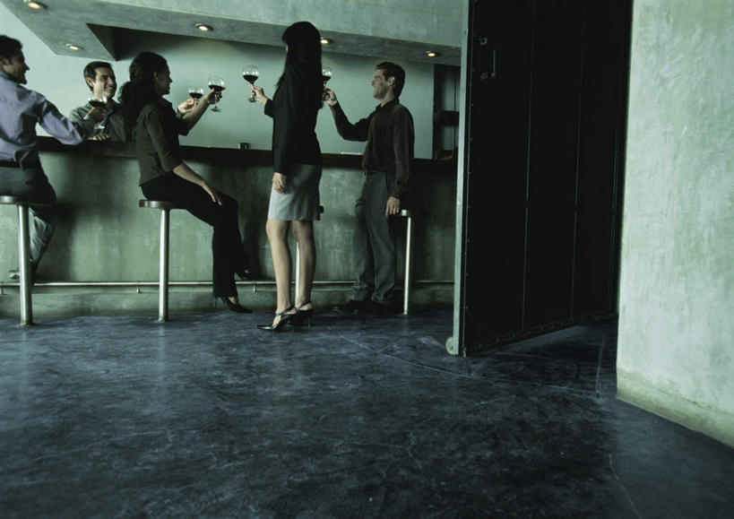 西方人,背部,伙伴,同事,朋友,商务人士,商务男性,酒吧,站,坐,举,说,横图,室内,白天,正面,衬衫,讨论,友谊,成功,合作,团队,集体,信心,门,杯子,椅子,欧洲,欧洲人,五个人,一排,许多,花纹,条纹,套装,庆祝,整齐,纹路,瓷砖,地砖,高脚杯,墙,红酒杯,地面,注视,队伍,相视,墙壁,墙面,玻璃制品,排列,酒杯,柜台,门框,干杯,观察,看,碰杯,托,站着,面对面,交际,友好,观看,对视,庆贺,察看,领导,成就,队列,关注,礼仪,相对,商务装,敬酒,合伙,领袖,工薪阶层,相看,劝酒,交流,友情,男人,男性,年轻男性,年轻女性,女人,女性,白种人,白领,上班族,玻璃杯,沟通,讲话,交谈,举起,举手,举着,商讨,说话,谈话,向上举,向上伸,向上托,站立,坐着,半身,彩图,衬衣,酒吧间,酒馆