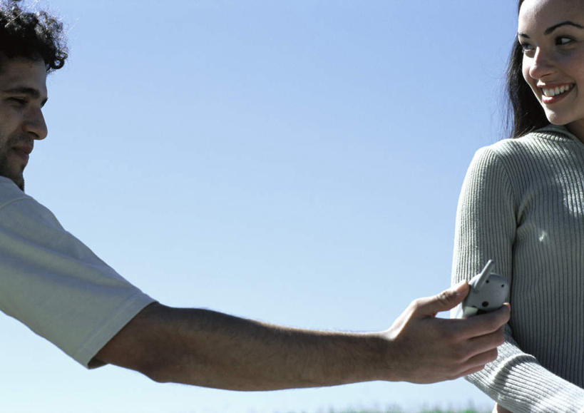 西方人,头发,两个人,家庭,夫妻,站,拉,笑,摸,打电话,微笑,露齿笑,横图,室外,特写,白天,仰视,爱情,美景,电话,手机,欧洲,欧洲人,抚摸,阴影,光线,影子,景观,浪漫,注视,休闲装,通讯设备,相视,蓝色,白色,黑色,灰色,蓝天,天空,阳光,自然,天,观察,看,站着,转头,休闲,温暖,温馨,一家人,面对面,休闲服,景色,恩爱,恋人,晴朗,观看,对视,和睦,察看,关注,自然风光,相对,万里无云,相看,交流,男人,男性,年轻男性,年轻女性,女人,女性,白种人,情侣,晴空,晴空万里,触摸,沟通,接触,通话,站立,半身,彩图,低角度拍摄,伴侣,融洽