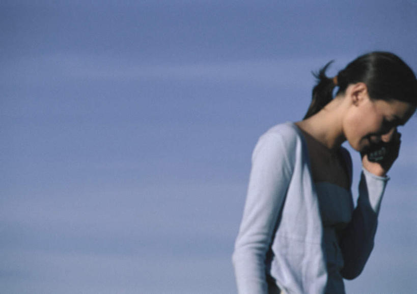 西方人,头发,一个人,站,举,笑,摸,打电话,微笑,露齿笑,横图,室外,特写,白天,侧面,美景,电话,手机,欧洲,欧洲人,仅一个年轻女性,仅一个女性,仅一个人,握,阴影,光线,影子,景观,云,云朵,拿,听,云彩,拿着,注视,休闲装,通讯设备,蓝色,黑色,灰色,白云,蓝天,天空,阳光,自然,天,低头,观察,看,托,站着,休闲,休闲服,景色,握着,观看,察看,关注,自然风光,一部,交流,年轻女性,女人,女性,白种人,触摸,沟通,接触,举起,举手,举着,通话,向上举,向上伸,向上托,站立,半身,彩图