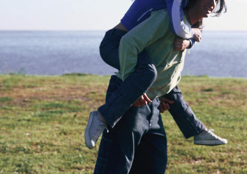 西方人,背,两个人,家庭,夫妻,站,坐,抱,笑,摸,微笑,露齿笑,横图,室外,白天,侧面,爱情,旅游,度假,草地,草坪,海浪,海洋,美景,植物,欧洲,欧洲人,抚摸,阴影,光线,影子,景观,浪花,云,云朵,浪漫,云彩,注视,休闲装,娱乐,草,蓝色,绿色,白云,蓝天,天空,阳光,自然,海水,天,背着,观察,看,站着,享受,休闲,温暖,温馨,一家人,休闲服,景色,恩爱,放松,恋人,抱着,观看,和睦,察看,搂着,关注,自然风光,海景,男人,男性,年轻男性,年轻女性,女人,女性,白种人,情侣,大海,风浪,海,海水的波动,近岸浪,涌浪,触摸,怀抱,接触,搂,搂抱,相抱,拥抱,站立,坐着,半身,彩图,伴侣,融洽