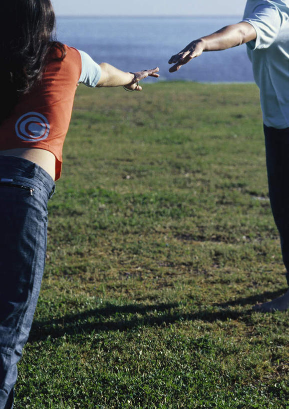 西方人,背部,两个人,家庭,夫妻,站,握手,摸,竖图,室外,白天,正面,爱情,旅游,度假,草地,草坪,海浪,海洋,美景,植物,欧洲,欧洲人,抚摸,阴影,光线,影子,景观,浪花,云,云朵,浪漫,云彩,注视,休闲装,娱乐,草,蓝色,绿色,白云,蓝天,天空,阳光,自然,海水,天,观察,看,站着,享受,休闲,温暖,温馨,一家人,休闲服,景色,恩爱,放松,恋人,观看,和睦,察看,关注,自然风光,海景,男人,男性,年轻男性,年轻女性,女人,女性,白种人,情侣,大海,风浪,海,海水的波动,近岸浪,涌浪,触摸,接触,拉手,手拉手,手握手,站立,半身,彩图,伴侣,融洽