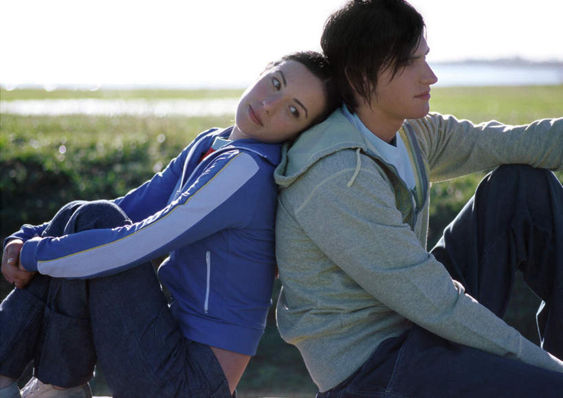 西方人,两个人,家庭,夫妻,坐,笑,摸,微笑,露齿笑,横图,室外,白天,侧面,爱情,旅游,度假,安全,草地,草坪,海浪,海洋,美景,植物,欧洲,欧洲人,抚摸,阴影,光线,影子,景观,浪花,云,云朵,浪漫,云彩,依靠,注视,休闲装,娱乐,草,蓝色,绿色,白云,蓝天,天空,阳光,自然,海水,天,观察,看,靠,靠着,倚靠,转头,背靠背,享受,休闲,温暖,温馨,一家人,休闲服,景色,恩爱,放松,背对背,恋人,观看,和睦,察看,倚着,关注,自然风光,海景,信任,男人,男性,年轻男性,年轻女性,女人,女性,白种人,情侣,大海,风浪,海,海水的波动,近岸浪,涌浪,触摸,接触,坐着,半身,彩图,伴侣,融洽