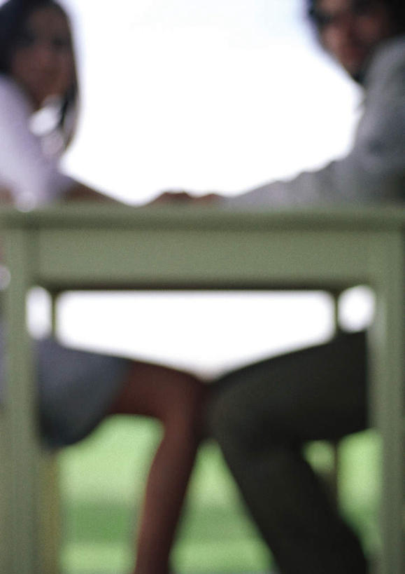 西方人,头发,两个人,家庭,夫妻,坐,握手,笑,摸,微笑,露齿笑,竖图,室外,白天,仰视,爱情,旅游,度假,草地,草坪,美景,植物,餐桌,桌子,欧洲,欧洲人,抚摸,朦胧,模糊,景观,浪漫,注视,休闲装,娱乐,相视,草,蓝色,绿色,蓝天,天空,自然,天,观察,看,转头,享受,休闲,温暖,温馨,一家人,面对面,休闲服,景色,恩爱,放松,恋人,餐台,观看,对视,和睦,察看,关注,自然风光,相对,相看,男人,男性,年轻男性,年轻女性,女人,女性,白种人,情侣,触摸,接触,拉手,手拉手,手握手,坐着,半身,彩图,低角度拍摄,伴侣,融洽