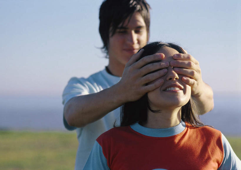 西方人,两个人,家庭,夫妻,站,笑,摸,微笑,露齿笑,横图,室外,白天,正面,爱情,旅游,度假,草地,草坪,海浪,海洋,美景,植物,欧洲,欧洲人,抚摸,阴影,朦胧,模糊,光线,影子,景观,浪花,云,云朵,浪漫,云彩,注视,休闲装,娱乐,草,蓝色,绿色,白云,蓝天,天空,阳光,自然,海水,天,观察,看,站着,享受,休闲,温暖,温馨,一家人,休闲服,景色,恩爱,放松,遮,遮掩,恋人,观看,和睦,察看,掩盖,遮挡,关注,自然风光,海景,遮盖,掩饰,男人,男性,年轻男性,年轻女性,女人,女性,白种人,情侣,大海,风浪,海,海水的波动,近岸浪,涌浪,触摸,接触,站立,半身,彩图,伴侣,融洽