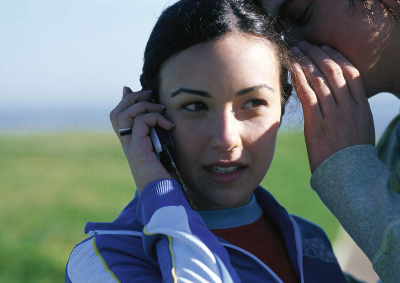 西方人,两个人,家庭,夫妻,站,闭眼,笑,说,打电话,微笑,露齿笑,横图,室外,特写,白天,正面,爱情,旅游,度假,讨论,草地,草坪,海浪,海洋,美景,植物,电话,手机,欧洲,欧洲人,阴影,朦胧,模糊,光线,影子,景观,浪花,云,云朵,浪漫,听,云彩,注视,休闲装,娱乐,通讯设备,草,蓝色,绿色,白云,蓝天,天空,阳光,自然,海水,天,低头,观察,看,站着,享受,休闲,温暖,温馨,一家人,休闲服,景色,恩爱,放松,恋人,观看,和睦,察看,关注,自然风光,海景,交流,男人,男性,年轻男性,年轻女性,女人,女性,白种人,情侣,大海,风浪,海,海水的波动,近岸浪,涌浪,闭眼睛,闭着眼,闭着眼睛,沟通,讲话,交谈,商讨,说话,谈话,通话,站立,半身,彩图,伴侣,融洽