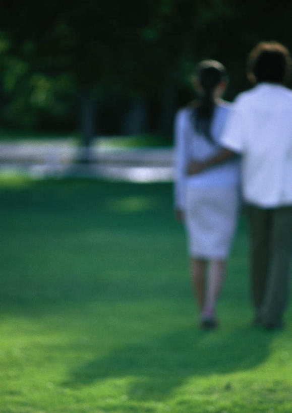 西方人,背部,两个人,家庭,夫妻,公园,站,走,抱,摸,竖图,室外,白天,爱情,旅游,度假,草地,草坪,美景,植物,道路,路,欧洲,欧洲人,抚摸,阴影,朦胧,模糊,光线,影子,景观,小路,交通,浪漫,娱乐,草,树,树木,背面,绿色,阳光,自然,站着,享受,休闲,温暖,温馨,一家人,景色,恩爱,放松,恋人,生长,成长,抱着,和睦,搂着,自然风光,男人,男性,年轻男性,年轻女性,女人,女性,白种人,情侣,步行,触摸,怀抱,接触,搂,搂抱,散步,相抱,拥抱,站立,走路,半身,彩图,伴侣,融洽