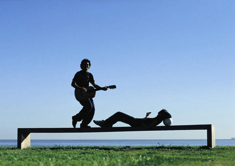 西方人,两个人,家庭,夫妻,站,躺,捧,笑,微笑,露齿笑,横图,室外,白天,侧面,爱情,旅游,度假,草地,草坪,海浪,海洋,美景,植物,欧洲,欧洲人,一把,阴影,光线,影子,景观,浪花,云,云朵,吉他,乐器,弦乐器,背光,浪漫,弹奏,云彩,注视,娱乐,草,蓝色,绿色,白云,蓝天,天空,阳光,自然,海水,天,观察,看,靠,靠着,倚靠,站着,转头,享受,休闲,温暖,温馨,一家人,景色,恩爱,放松,恋人,观看,和睦,察看,倚着,关注,自然风光,弹拨弦鸣乐器,逆光,海景,卧着,男人,男性,年轻男性,年轻女性,女人,女性,白种人,情侣,大海,风浪,海,海水的波动,近岸浪,涌浪,端,端着,捧着,手捧,躺着,卧,站立,半身,彩图,伴侣,融洽,弹拨弦乐器