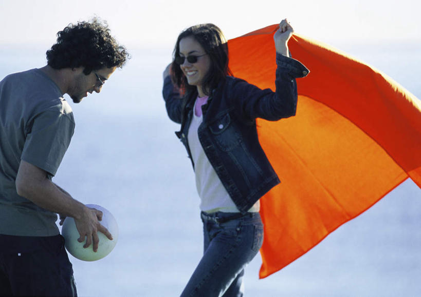 西方人,两个人,家庭,夫妻,站,举,伸展双臂,笑,微笑,露齿笑,横图,室外,白天,侧面,爱情,旅游,度假,海浪,海洋,欧洲,欧洲人,一面,握,阴影,光线,布,墨镜,眼镜,影子,浪花,云,云朵,浪漫,拿,云彩,拿着,注视,娱乐,相视,球,两个,一个,红色,蓝色,白云,蓝天,天空,阳光,海水,太阳镜,太阳眼镜,天,观察,看,托,站着,享受,休闲,温暖,温馨,一家人,面对面,遮阳镜,恩爱,放松,握着,恋人,单个,观看,对视,和睦,察看,关注,相对,海景,相看,男人,男性,年轻男性,年轻女性,女人,女性,白种人,情侣,大海,风浪,海,海水的波动,近岸浪,涌浪,敞开双臂,举起,举手,举着,伸开双臂,向上举,向上伸,向上托,展开双肩,站立,张开手臂,张开双臂,半身,彩图,伴侣,融洽