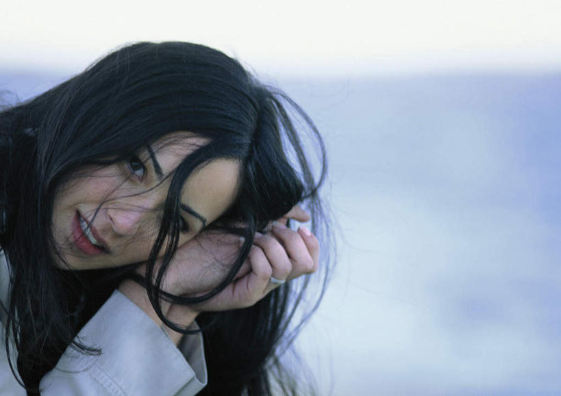 西方人,脸,头,脸颊,头发,一个人,坐,笑,摸,微笑,露齿笑,横图,室外,特写,白天,侧面,旅游,度假,海浪,海洋,欧洲,欧洲人,仅一个年轻女性,仅一个女性,仅一个人,撑,抚摸,阴影,朦胧,模糊,光线,影子,浪花,云,云朵,云彩,注视,休闲装,娱乐,蓝色,黑色,灰色,白云,蓝天,天空,阳光,海水,天,观察,看,转头,享受,休闲,休闲服,放松,观看,察看,撑着,关注,海景,年轻女性,女人,女性,白种人,头部,长发,脸部,脸蛋,面部,大海,风浪,海,海水的波动,近岸浪,涌浪,触摸,接触,坐着,半身,彩图