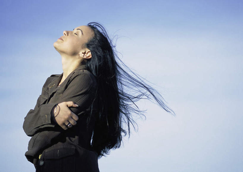 西方人,头发,一个人,站,闭眼,双手交叉,横图,室外,白天,侧面,旅游,度假,海浪,海洋,欧洲,欧洲人,仅一个年轻女性,仅一个女性,仅一个人,阴影,朦胧,模糊,光线,影子,浪花,云,云朵,云彩,休闲装,娱乐,蓝色,黑色,灰色,白云,蓝天,天空,阳光,海水,天,站着,享受,休闲,休闲服,放松,双手抱胸,海景,年轻女性,女人,女性,白种人,长发,大海,风浪,海,海水的波动,近岸浪,涌浪,闭眼睛,闭着眼,闭着眼睛,抬头,仰头,站立,半身,彩图