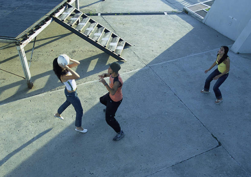 西方人,三个人,伙伴,朋友,站,举,捧,横图,俯视,室外,白天,旅游,度假,游戏,友谊,成功,合作,团队,集体,信心,足球,楼梯,欧洲,欧洲人,阴影,光线,影子,阶梯,墙,足球装备,地面,玩,休闲装,娱乐,运动器械,队伍,墙壁,墙面,台阶,一个,阳光,托,站着,享受,休闲,休闲服,健身器械,放松,单个,活动,成就,发泄,消遣,智力,健身器材,合伙,领袖,宣泄,蹴鞠,友情,足球运动,男人,男性,年轻男性,年轻女性,女人,女性,白种人,端,端着,举起,举手,举着,捧着,手捧,玩耍,嬉戏,向上举,向上伸,向上托,站立,彩图,高角度拍摄,全身,运动器材