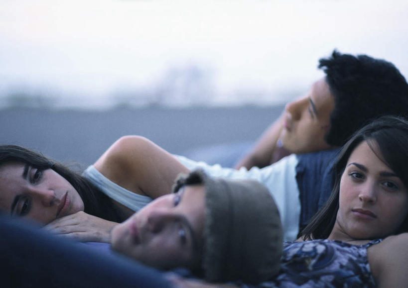 西方人,脸,头,脸颊,头发,四个人,夫妻,伙伴,朋友,躺,笑,微笑,露齿笑,横图,室外,白天,侧面,爱情,旅游,度假,友谊,成功,合作,团队,集体,信心,帽子,欧洲,欧洲人,阴影,朦胧,模糊,光线,影子,浪漫,依偎,注视,休闲装,娱乐,队伍,一个,蓝色,蓝天,天空,阳光,天,观察,看,靠,靠着,倚靠,转头,享受,休闲,休闲服,恩爱,放松,恋人,单个,观看,察看,倚着,成就,关注,合伙,领袖,依附,依赖,投靠,卧着,友情,男人,男性,年轻男性,年轻女性,女人,女性,白种人,头部,脸部,脸蛋,面部,情侣,躺着,卧,半身,彩图,伴侣