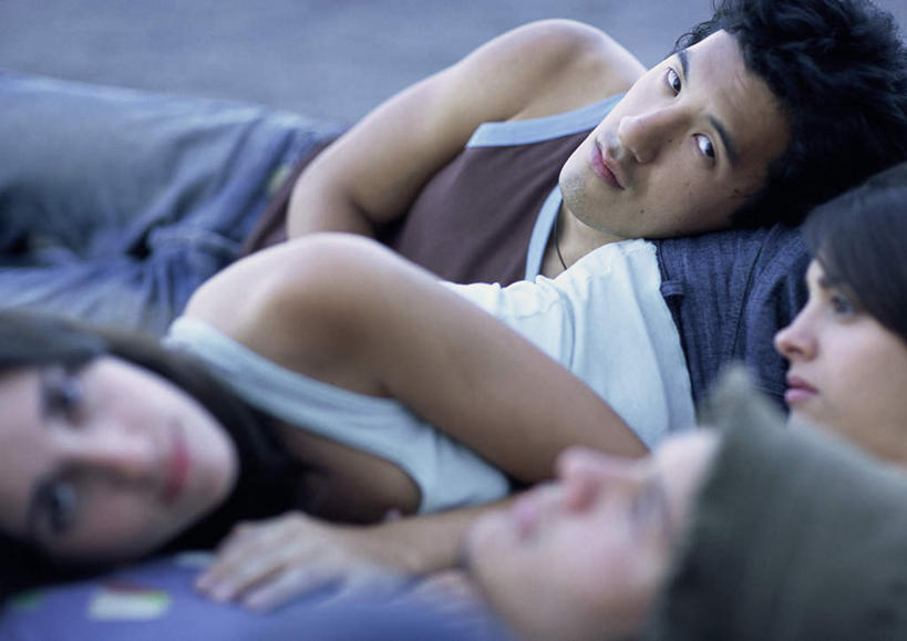 西方人,头发,四个人,夫妻,伙伴,朋友,躺,笑,摸,微笑,露齿笑,横图,室外,白天,侧面,爱情,旅游,度假,友谊,成功,合作,团队,集体,信心,帽子,欧洲,欧洲人,撑,抚摸,朦胧,模糊,地面,浪漫,依偎,注视,休闲装,娱乐,队伍,一个,白色,黑色,灰色,观察,看,靠,靠着,倚靠,享受,休闲,休闲服,恩爱,放松,恋人,单个,观看,察看,撑着,倚着,成就,关注,合伙,领袖,依附,依赖,投靠,卧着,友情,男人,男性,年轻男性,年轻女性,女人,女性,白种人,情侣,触摸,接触,躺着,卧,半身,彩图,伴侣