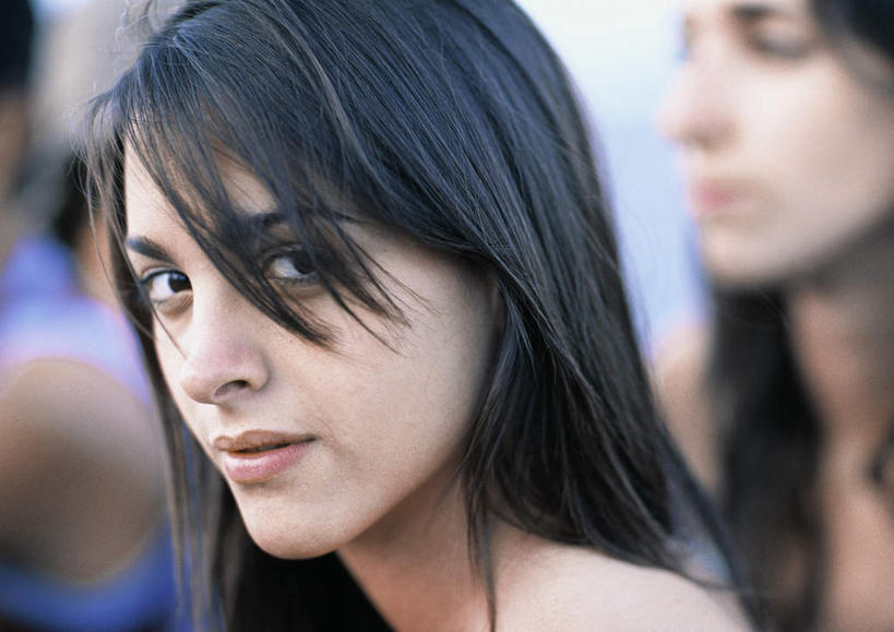 西方人,脸,头,脸颊,头发,四个人,夫妻,伙伴,朋友,站,笑,微笑,横图,室外,特写,白天,侧面,爱情,旅游,度假,友谊,成功,合作,团队,集体,信心,欧洲,欧洲人,阴影,朦胧,模糊,光线,影子,浪漫,注视,休闲装,娱乐,队伍,黑色,阳光,观察,看,站着,转头,享受,休闲,休闲服,恩爱,放松,恋人,观看,察看,成就,关注,合伙,领袖,友情,男人,男性,年轻男性,年轻女性,女人,女性,白种人,头部,长发,脸部,脸蛋,面部,情侣,站立,半身,彩图,伴侣