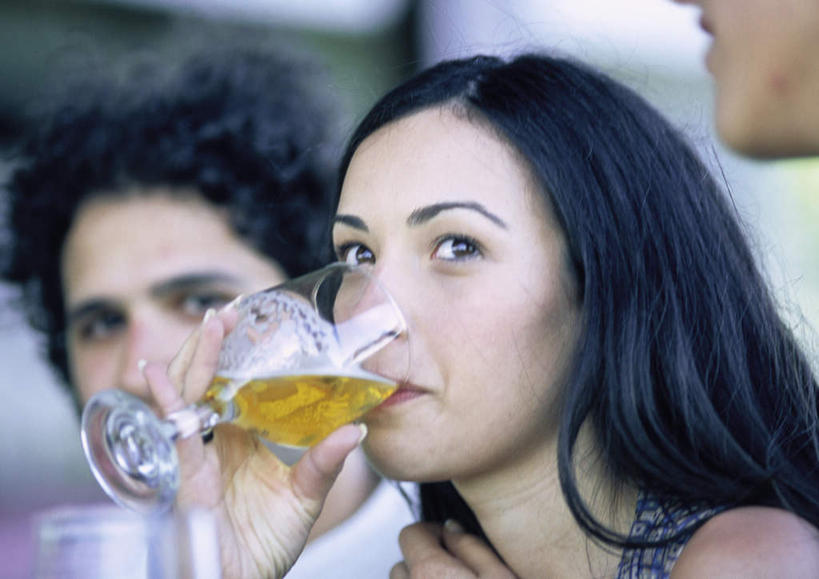 西方人,脸,头,脸颊,头发,三个人,夫妻,伙伴,朋友,坐,笑,微笑,露齿笑,横图,室外,特写,白天,侧面,爱情,聚会,旅游,度假,友谊,成功,合作,团队,集体,信心,杯子,欧洲,欧洲人,喝,握,阴影,朦胧,模糊,光线,影子,浪漫,拿,拿着,注视,娱乐,队伍,玻璃制品,一个,黑色,阳光,酒杯,啤酒杯,观察,看,享受,休闲,恩爱,放松,握着,恋人,单个,观看,察看,成就,关注,合伙,领袖,友情,男人,男性,年轻男性,年轻女性,女人,女性,白种人,头部,长发,脸部,脸蛋,面部,情侣,玻璃杯,坐着,半身,彩图,伴侣