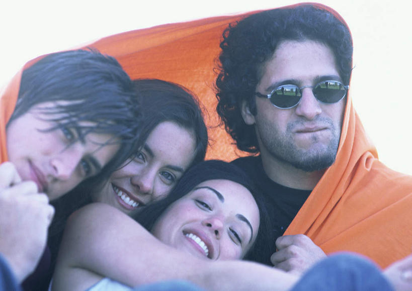 西方人,头发,四个人,夫妻,伙伴,朋友,躺,笑,摸,微笑,横图,室外,特写,白天,正面,爱情,旅游,度假,友谊,成功,合作,团队,集体,信心,欧洲,欧洲人,一副,抚摸,阴影,光线,墨镜,眼镜,影子,云,云朵,浪漫,云彩,依偎,注视,休闲装,娱乐,队伍,蓝色,黑色,白云,蓝天,天空,阳光,太阳镜,太阳眼镜,天,观察,看,靠,靠着,倚靠,享受,休闲,休闲服,遮阳镜,恩爱,放松,遮,遮掩,恋人,观看,察看,掩盖,倚着,遮挡,成就,关注,合伙,领袖,遮盖,依附,依赖,投靠,掩饰,卧着,友情,男人,男性,年轻男性,年轻女性,女人,女性,白种人,情侣,触摸,接触,躺着,卧,半身,彩图,伴侣