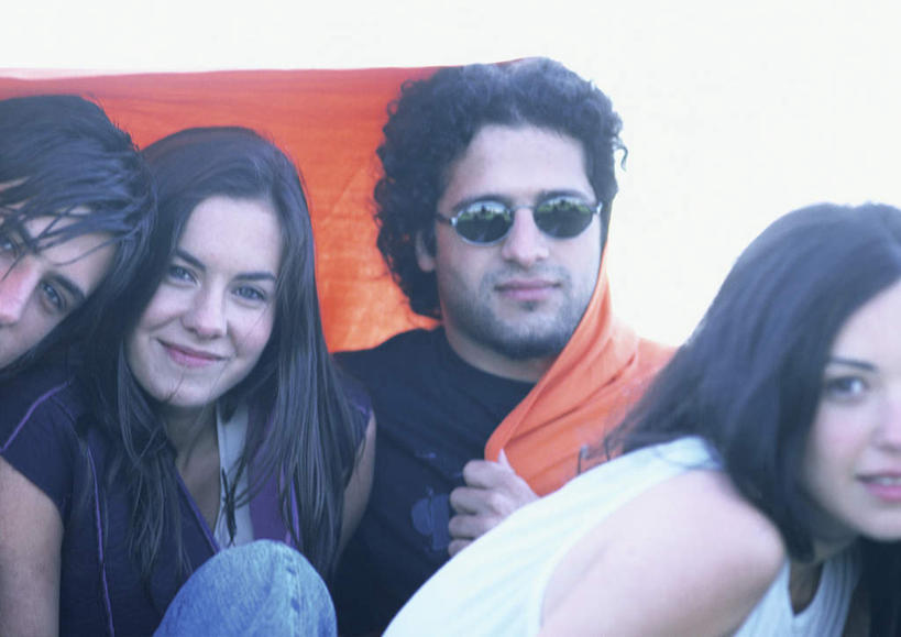 西方人,头发,四个人,夫妻,伙伴,朋友,坐,笑,摸,微笑,露齿笑,横图,室外,特写,白天,正面,爱情,旅游,度假,友谊,成功,合作,团队,集体,信心,欧洲,欧洲人,一面,抚摸,阴影,光线,布,影子,云,云朵,浪漫,云彩,依偎,注视,娱乐,队伍,红色,蓝色,黑色,白云,蓝天,天空,阳光,天,观察,看,靠,靠着,倚靠,享受,休闲,恩爱,放松,遮,遮掩,恋人,观看,察看,掩盖,倚着,遮挡,成就,关注,合伙,领袖,遮盖,依附,依赖,投靠,掩饰,友情,男人,男性,年轻男性,年轻女性,女人,女性,白种人,长发,卷发,情侣,触摸,接触,坐着,半身,彩图,伴侣