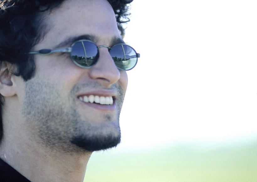 西方人,脸,头,脸颊,胡须,头发,一个人,笑,微笑,露齿笑,横图,室外,特写,白天,侧面,旅游,度假,欧洲,欧洲人,仅一个男性,仅一个人,一副,朦胧,模糊,墨镜,眼镜,注视,娱乐,仅一个年轻男性,黑色,太阳镜,太阳眼镜,观察,看,享受,休闲,遮阳镜,放松,观看,察看,关注,男人,男性,年轻男性,白种人,头部,胡子,小胡子,脸部,脸蛋,面部,半身,彩图