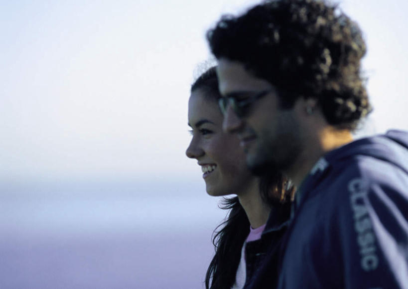 西方人,头发,两个人,家庭,夫妻,站,抱,笑,微笑,露齿笑,横图,室外,特写,白天,侧面,爱情,旅游,度假,欧洲,欧洲人,阴影,朦胧,模糊,光线,墨镜,眼镜,影子,浪漫,注视,休闲装,娱乐,黄色,蓝色,紫色,蓝天,天空,阳光,太阳镜,太阳眼镜,天,观察,看,站着,享受,休闲,温暖,温馨,一家人,休闲服,遮阳镜,恩爱,放松,恋人,抱着,观看,和睦,察看,搂着,关注,男人,男性,年轻男性,年轻女性,女人,女性,白种人,卷发,情侣,搂,站立,半身,彩图,伴侣,融洽