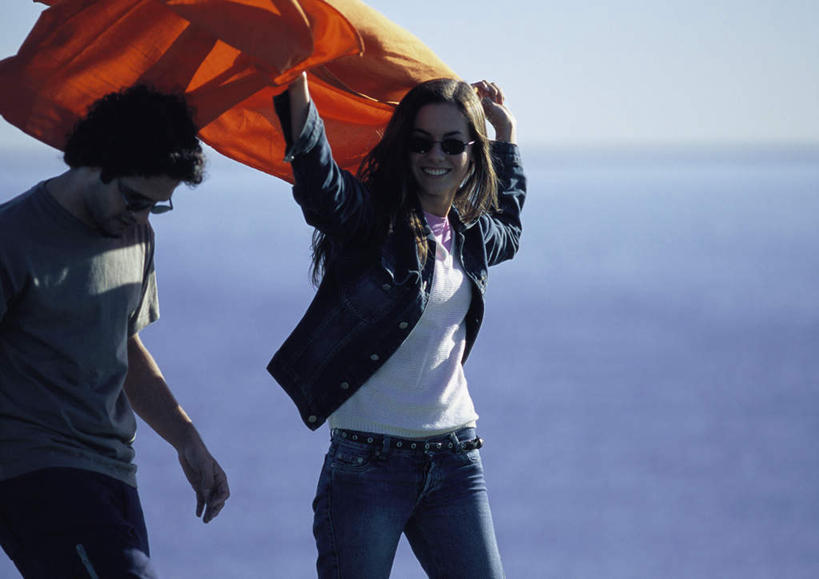 西方人,两个人,家庭,夫妻,站,举,伸展双臂,笑,微笑,露齿笑,横图,室外,白天,侧面,爱情,旅游,度假,海浪,海洋,欧洲,欧洲人,一块,阴影,光线,布,墨镜,眼镜,影子,浪花,浪漫,注视,休闲装,娱乐,两个,红色,蓝色,白色,蓝天,天空,阳光,海水,太阳镜,太阳眼镜,天,低头,观察,看,托,站着,转头,享受,休闲,温暖,温馨,一家人,休闲服,遮阳镜,恩爱,放松,恋人,观看,和睦,察看,关注,海景,男人,男性,年轻男性,年轻女性,女人,女性,白种人,情侣,大海,风浪,海,海水的波动,近岸浪,涌浪,敞开双臂,举起,举手,举着,伸开双臂,向上举,向上伸,向上托,展开双肩,站立,张开手臂,张开双臂,半身,彩图,伴侣,融洽