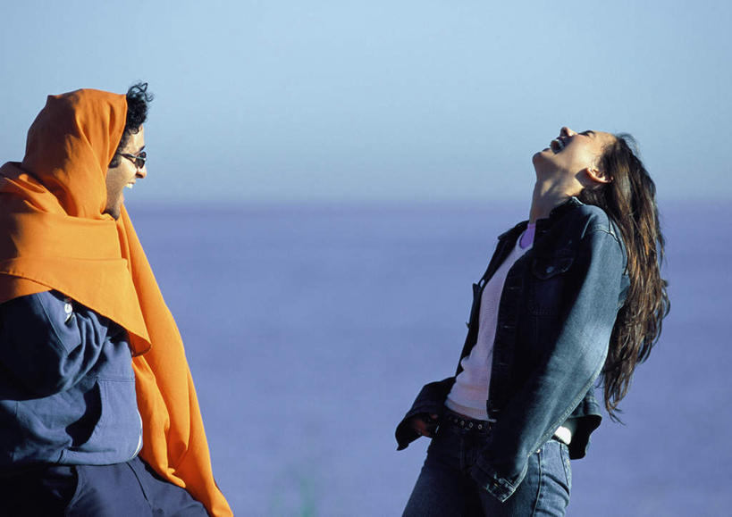 西方人,头发,两个人,家庭,夫妻,站,笑,微笑,露齿笑,横图,室外,白天,侧面,爱情,旅游,度假,海浪,海洋,欧洲,欧洲人,一块,阴影,光线,布,影子,浪花,云,云朵,浪漫,云彩,注视,休闲装,娱乐,相视,黄色,红色,蓝色,白云,蓝天,天空,阳光,海水,天,观察,看,站着,享受,休闲,温暖,温馨,一家人,面对面,休闲服,恩爱,放松,遮,遮掩,恋人,观看,对视,和睦,察看,掩盖,遮挡,关注,相对,海景,遮盖,相看,掩饰,男人,男性,年轻男性,年轻女性,女人,女性,白种人,情侣,大海,风浪,海,海水的波动,近岸浪,涌浪,抬头,仰头,站立,半身,彩图,伴侣,融洽