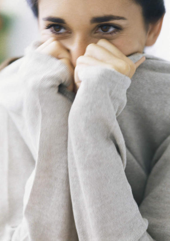 西方人,脸,头,脸颊,头发,一个人,坐,举,笑,摸,微笑,露齿笑,竖图,室内,特写,白天,正面,毛衣,欧洲,欧洲人,仅一个年轻女性,仅一个女性,仅一个人,抚摸,阴影,朦胧,模糊,光线,影子,注视,黑色,灰色,阳光,观察,看,托,遮,遮掩,观看,察看,掩盖,遮挡,关注,遮盖,掩饰,年轻女性,女人,女性,白种人,头部,脸部,脸蛋,面部,触摸,接触,举起,举手,举着,向上举,向上伸,向上托,坐着,半身,彩图,绒衣,套衫,套头毛衣,线衣