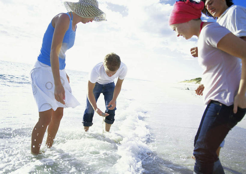 西方人,四个人,夫妻,伙伴,朋友,站,横图,室外,白天,正面,爱情,旅游,度假,游戏,友谊,成功,合作,团队,集体,信心,海浪,海洋,沙滩,帽子,欧洲,欧洲人,弯腰,阴影,光线,沙子,影子,海岸,浪花,云,云朵,沙地,浪漫,玩,云彩,娱乐,队伍,一个,蓝色,白云,蓝天,天空,阳光,海水,遮阳帽,天,低头,站着,享受,休闲,恩爱,放松,恋人,单个,活动,成就,发泄,消遣,智力,合伙,领袖,海景,单手抄兜,单手放兜,宣泄,弯身,友情,男人,男性,年轻男性,年轻女性,女人,女性,白种人,情侣,大海,风浪,海,海水的波动,海滩,近岸浪,涌浪,插兜,手插兜,手放口袋,玩耍,嬉戏,站立,半身,彩图,伴侣,手抄兜