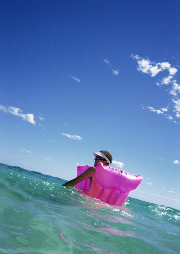 西方人,一个人,站,摸,竖图,室外,白天,侧面,旅游,度假,海浪,海洋,美景,帽子,欧洲,欧洲人,仅一个年轻女性,仅一个女性,仅一个人,抚摸,阴影,光线,救生衣,影子,景观,浪花,云,云朵,云彩,注视,娱乐,一个,衣服,粉色,蓝色,白色,白云,蓝天,天空,阳光,自然,海水,遮阳帽,天,观察,看,站着,享受,休闲,景色,放松,单个,观看,察看,关注,自然风光,海景,年轻女性,女人,女性,白种人,大海,风浪,海,海水的波动,近岸浪,涌浪,触摸,接触,站立,半身,彩图