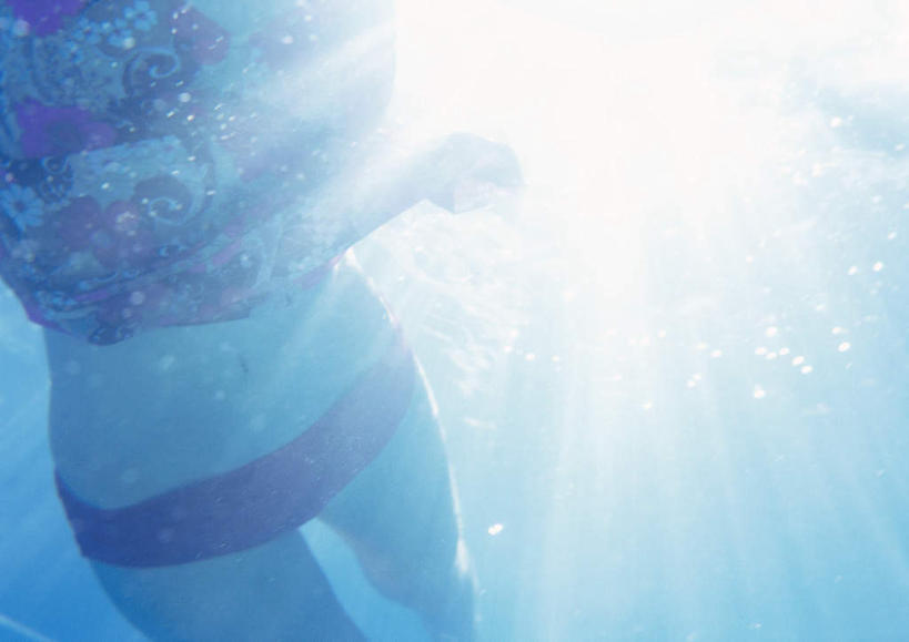 游泳,西方人,一个人,体育馆,游泳池,摸,双手交叉,横图,室外,白天,仰视,泳装,比基尼,锻炼,旅游,度假,运动,水,欧洲,欧洲人,仅一个年轻女性,仅一个女性,仅一个人,抚摸,阴影,波纹,光线,影子,水池,水面,娱乐,泳池,红色,水纹,阳光,波浪,享受,休闲,放松,游泳馆,双手抱胸,体育,年轻女性,女人,女性,白种人,触摸,接触,半身,彩图,低角度拍摄,三点式,泳衣,健身