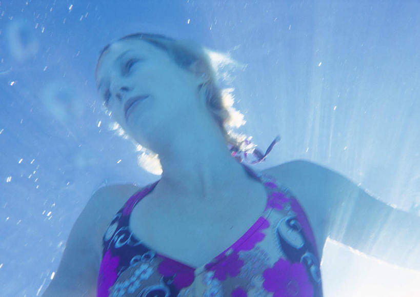 游泳,西方人,脸,头,脸颊,一个人,体育馆,游泳池,伸展双臂,摸,横图,室外,白天,仰视,泳装,比基尼,锻炼,旅游,度假,运动,水,欧洲,欧洲人,仅一个年轻女性,仅一个女性,仅一个人,抚摸,阴影,波纹,光线,影子,水池,水面,注视,娱乐,泳池,红色,水纹,阳光,波浪,观察,看,享受,休闲,放松,观看,察看,游泳馆,关注,体育,年轻女性,女人,女性,白种人,头部,脸部,脸蛋,面部,敞开双臂,触摸,接触,伸开双臂,展开双肩,张开手臂,张开双臂,半身,彩图,低角度拍摄,三点式,泳衣,健身