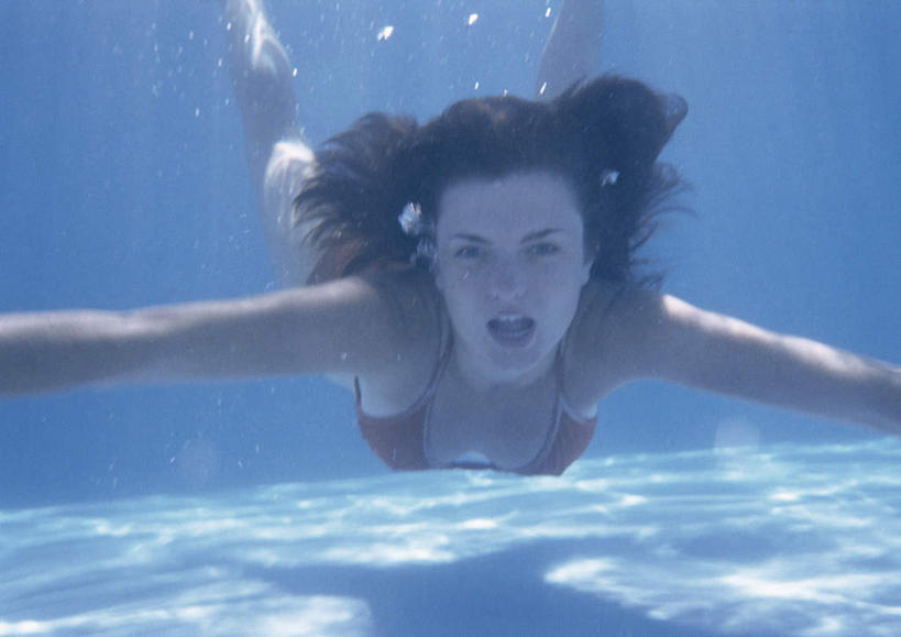 游泳,西方人,头发,一个人,体育馆,游泳池,伸展双臂,横图,室外,特写,白天,正面,泳装,比基尼,旅游,度假,美景,水,欧洲,欧洲人,仅一个年轻女性,仅一个女性,仅一个人,阴影,波纹,光线,影子,景观,气泡,水池,水面,注视,娱乐,泳池,黄色,红色,水纹,阳光,自然,泡泡,波浪,观察,看,张嘴,享受,休闲,景色,放松,观看,察看,游泳馆,关注,自然风光,张大嘴巴,年轻女性,女人,女性,白种人,张开嘴,敞开双臂,伸开双臂,展开双肩,张开手臂,张开双臂,半身,彩图,三点式,泳衣